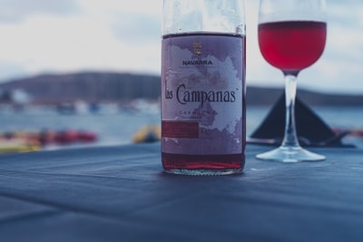 酒杯旁的坎帕纳斯红酒瓶
